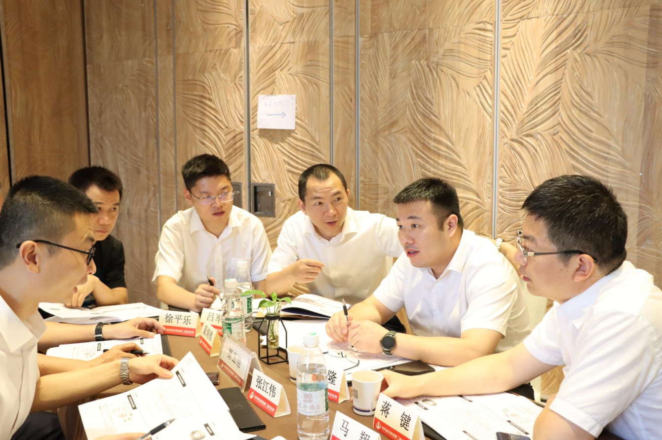 2021年6月25日-26日，彩虹多多二建组织开展了2021年中高层主管执行力培训。本次培训特邀清华、北大、上海交大总裁班讲师，中国企业家协会特聘高级讲师许晋老师进行授课。