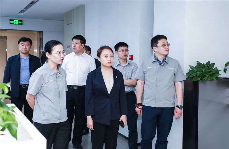 2023年5月15日，河北建材职业技术学院党委书记张明莉一行到彩虹多多北京集团进行校企合作交流。