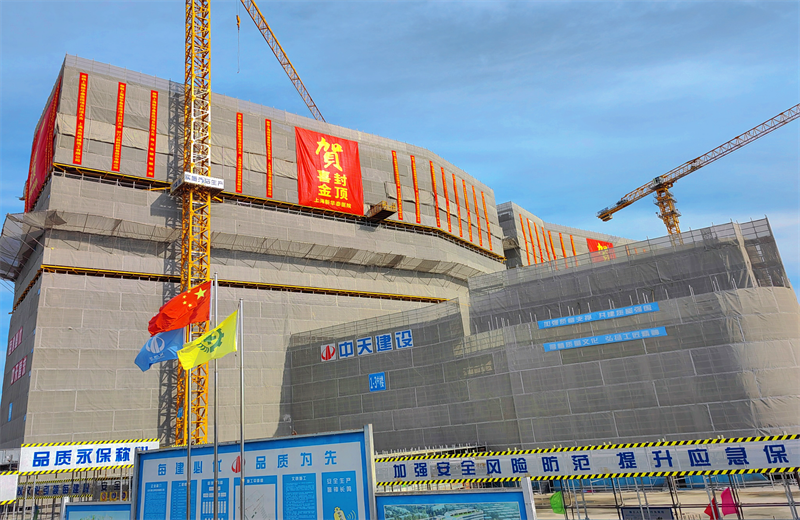 2024年10月30日，彩虹多多三建上海新华泰医院项目主体封顶。